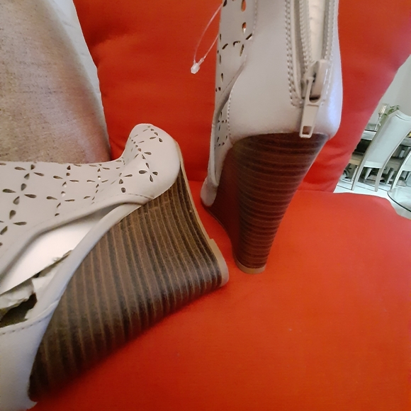 FIRST SIGHT WOMEN'S SHOES. SZ::8..NEW WITHOUT TAG. NEVER WORN. - Picture 7 of 9